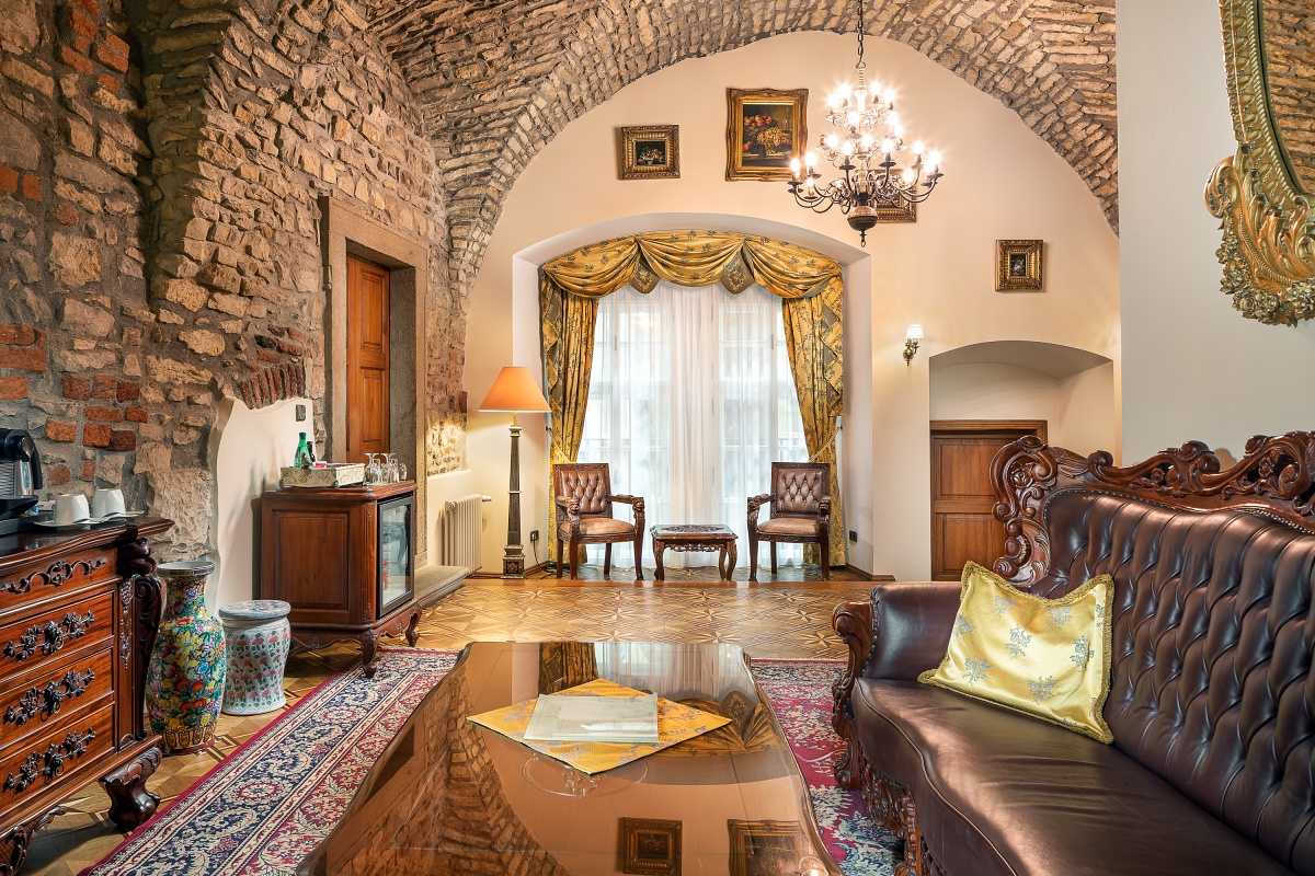 Living area with high stone ceilings, Junior Suite, Hotel U Prince